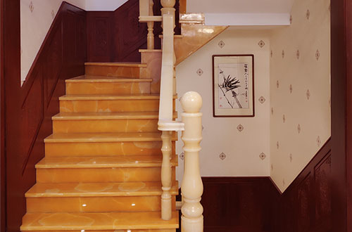 西陵中式别墅室内汉白玉石楼梯的定制安装装饰效果